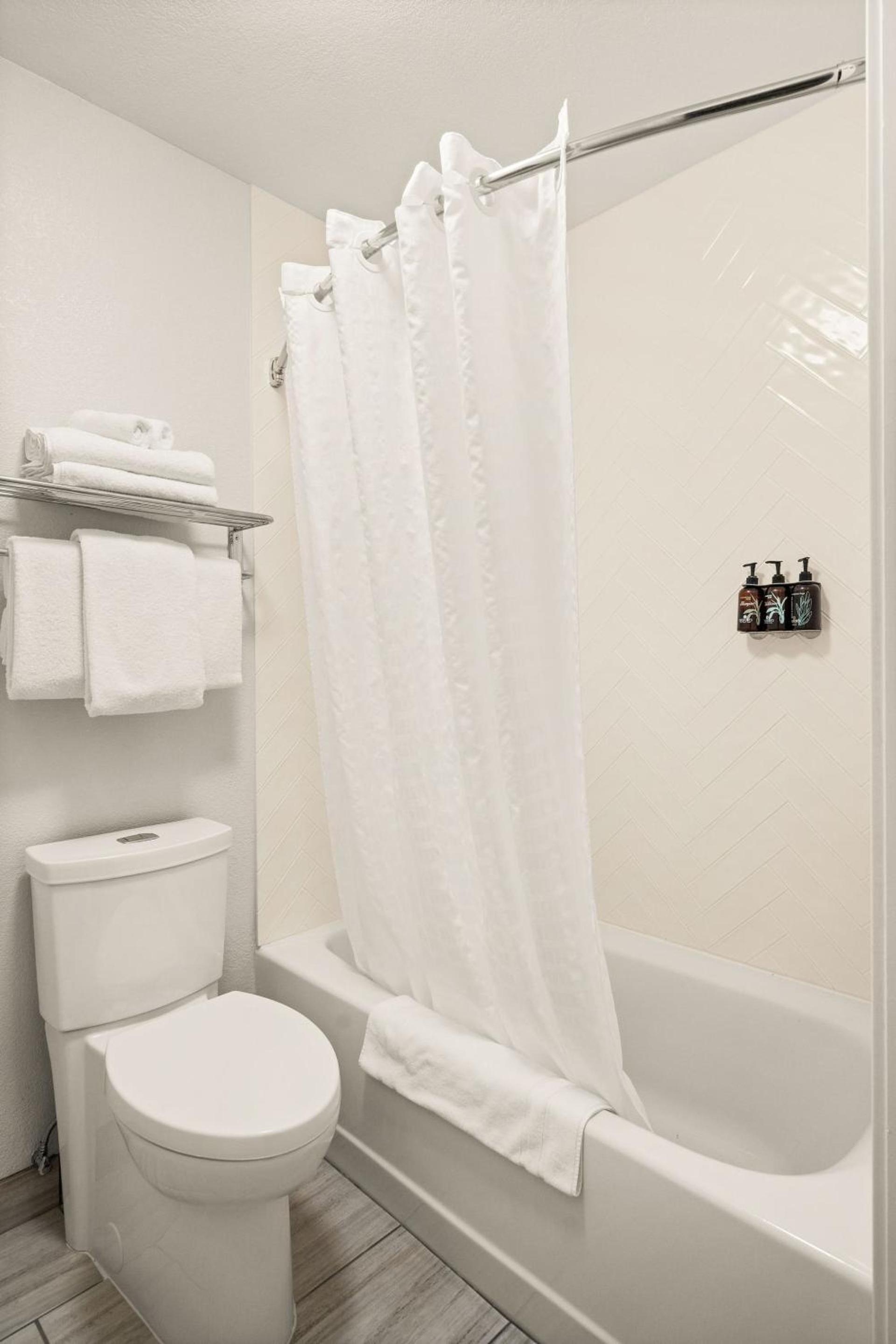 Oxford Suites Redding photo 53