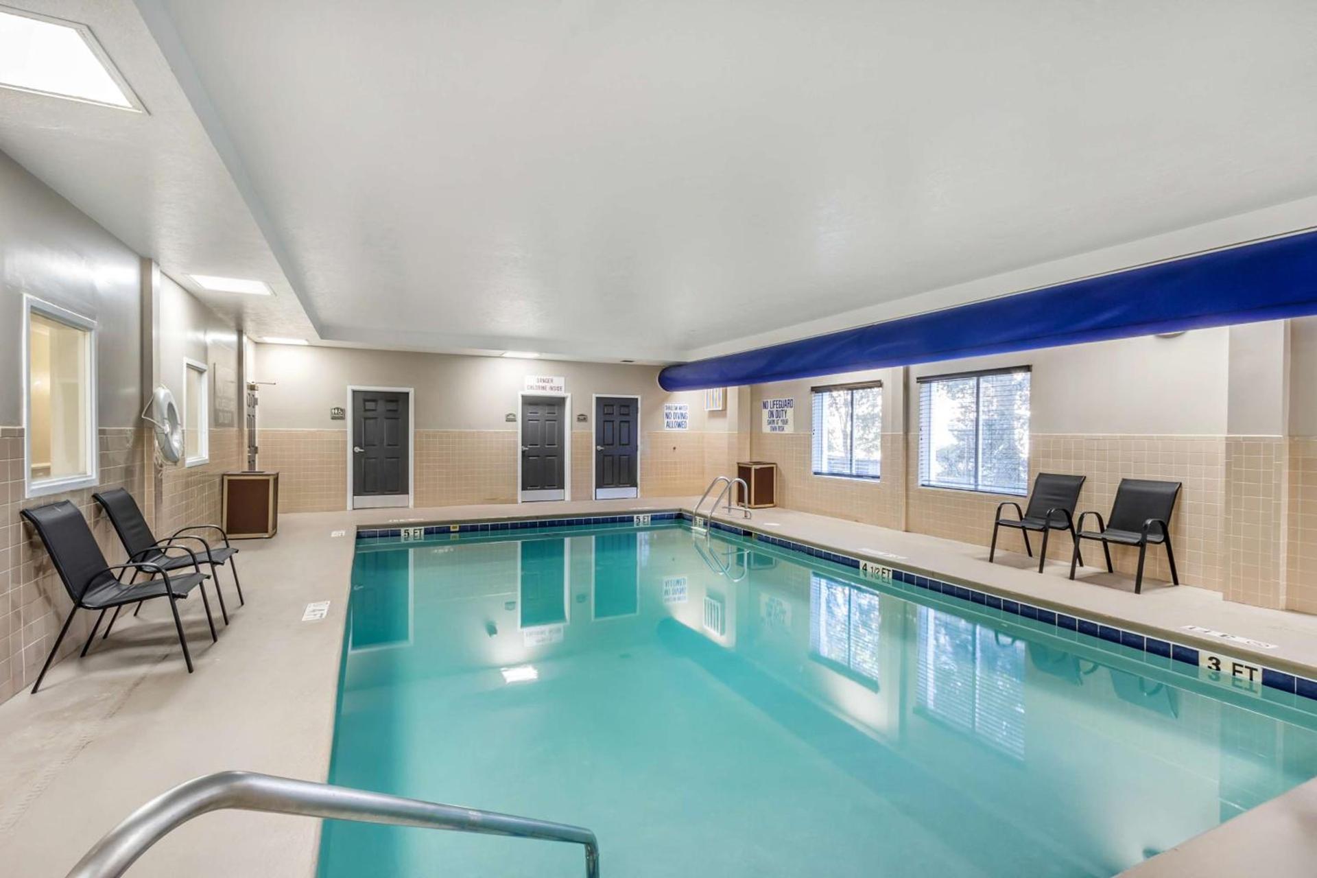 Comfort Inn & Suites North Charleston - Northwoods photo 9