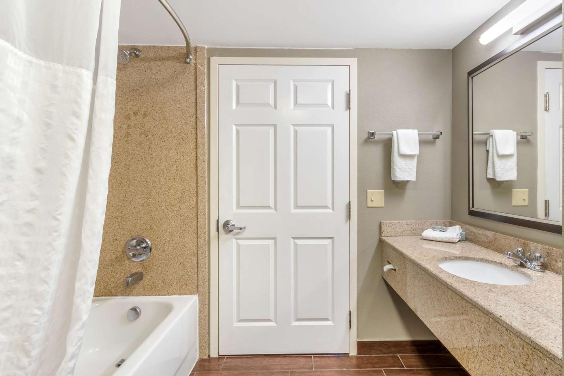 Comfort Inn & Suites North Charleston - Northwoods photo 2