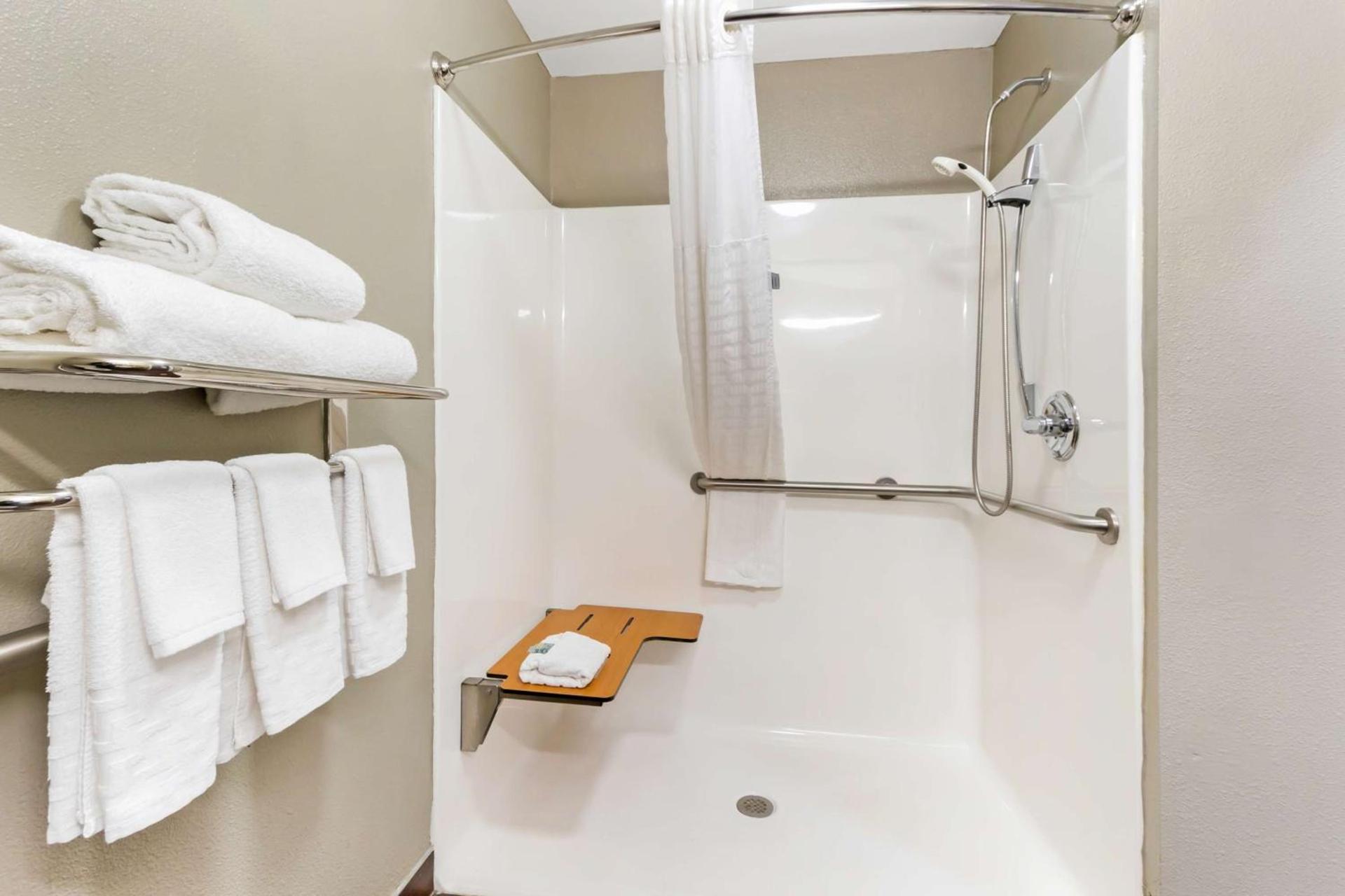 Comfort Inn & Suites North Charleston - Northwoods photo 4