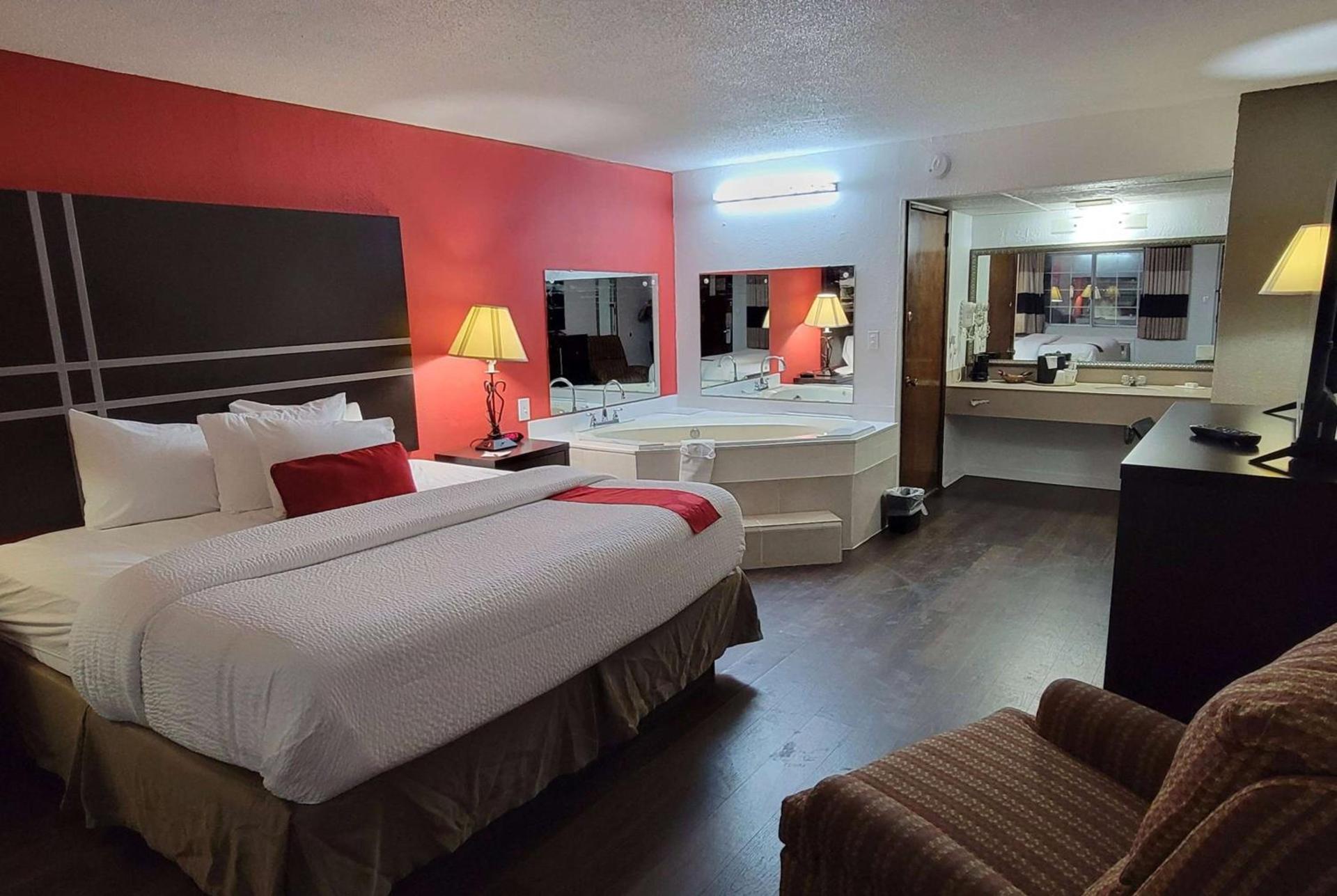Ramada by Wyndham Mountain Home photo 92
