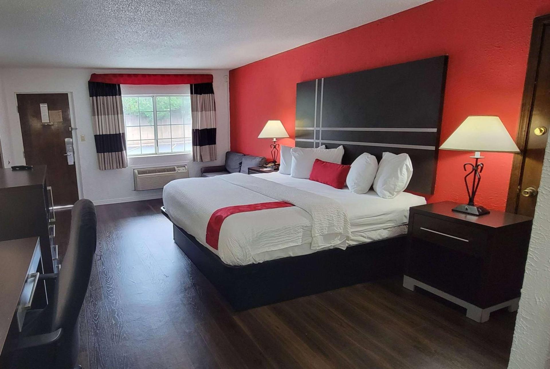 Ramada by Wyndham Mountain Home photo 91