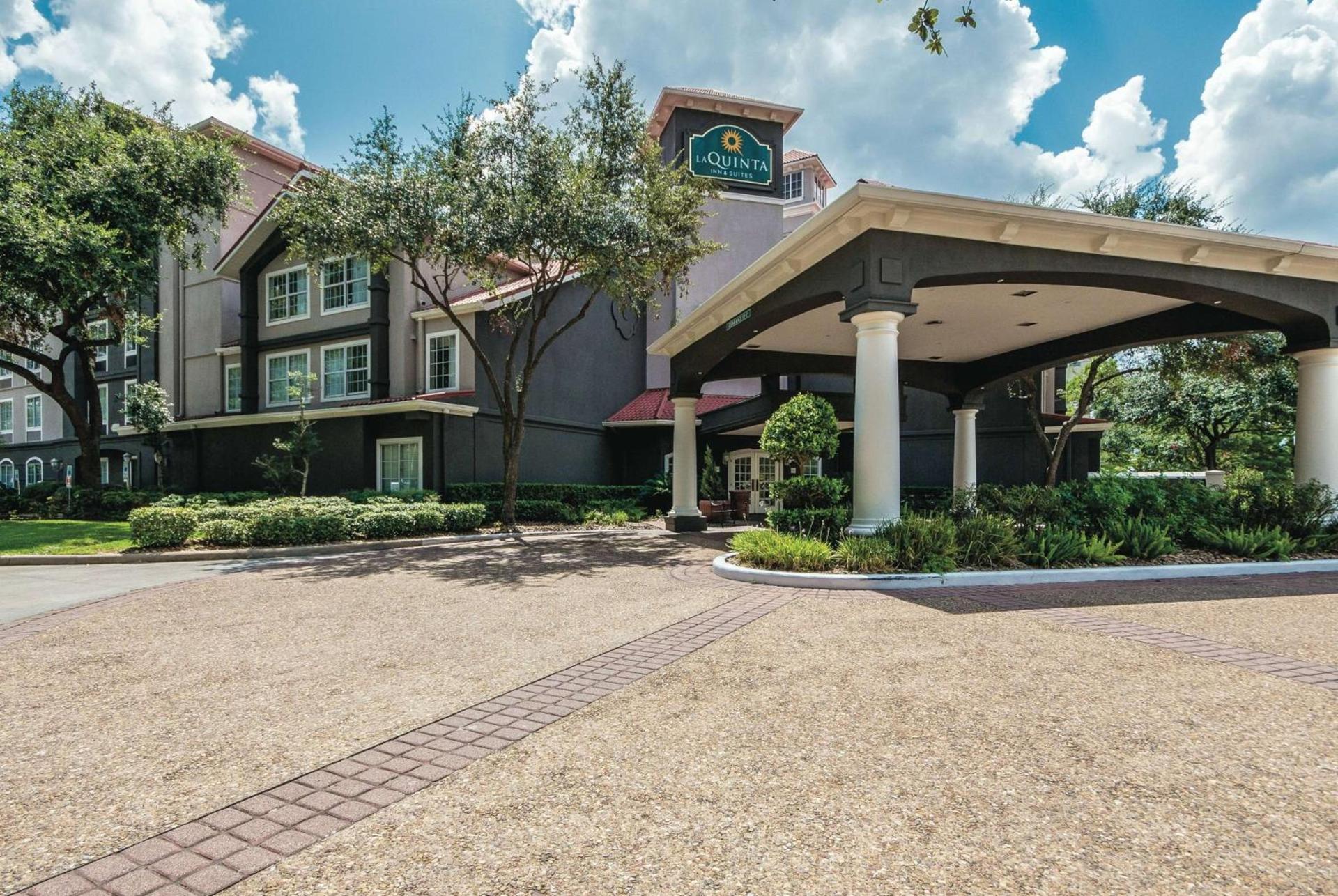 La Quinta Inn & Suites by Wyndham Houston Bush IAH South photo 1
