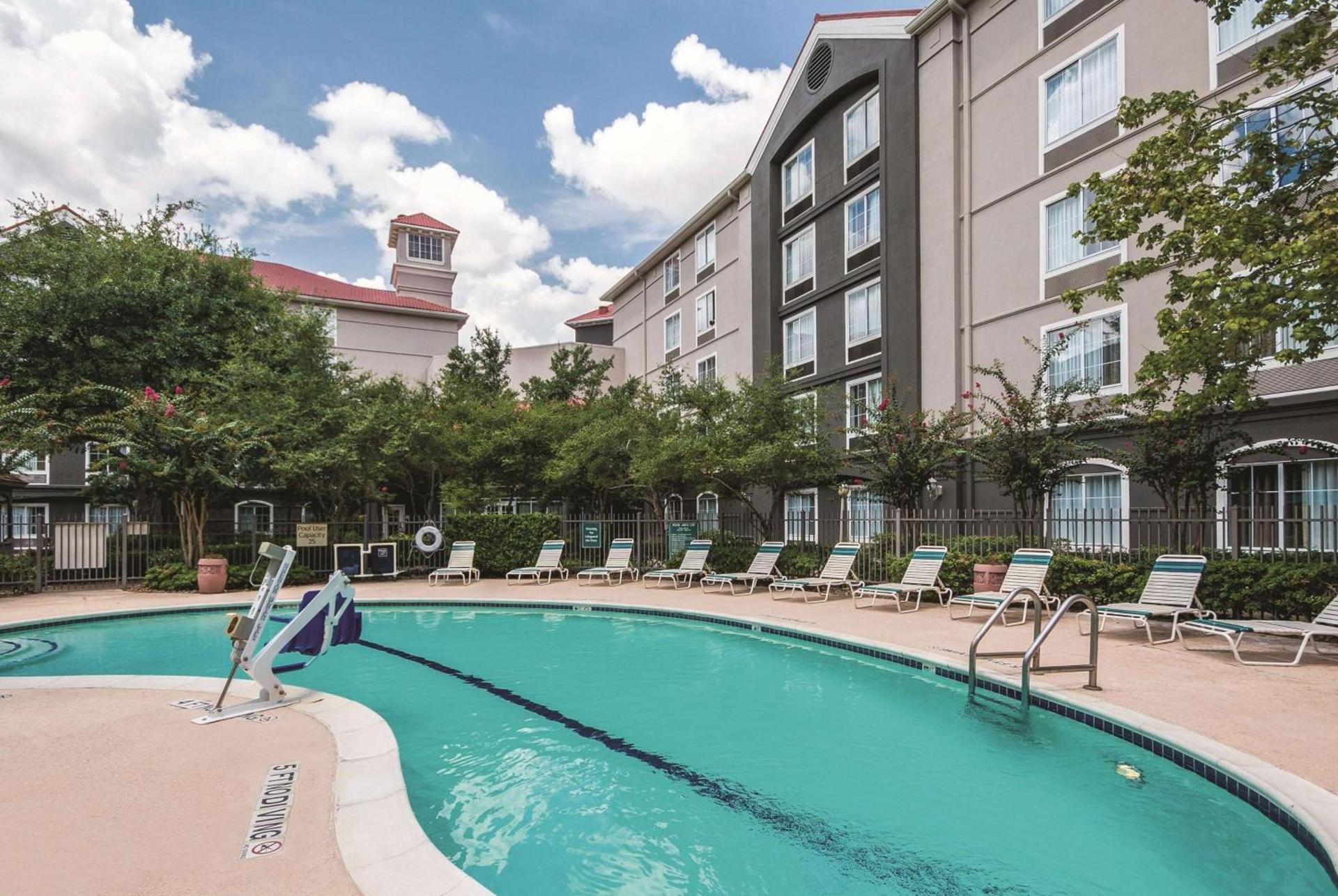 La Quinta Inn & Suites by Wyndham Houston Bush IAH South photo 4