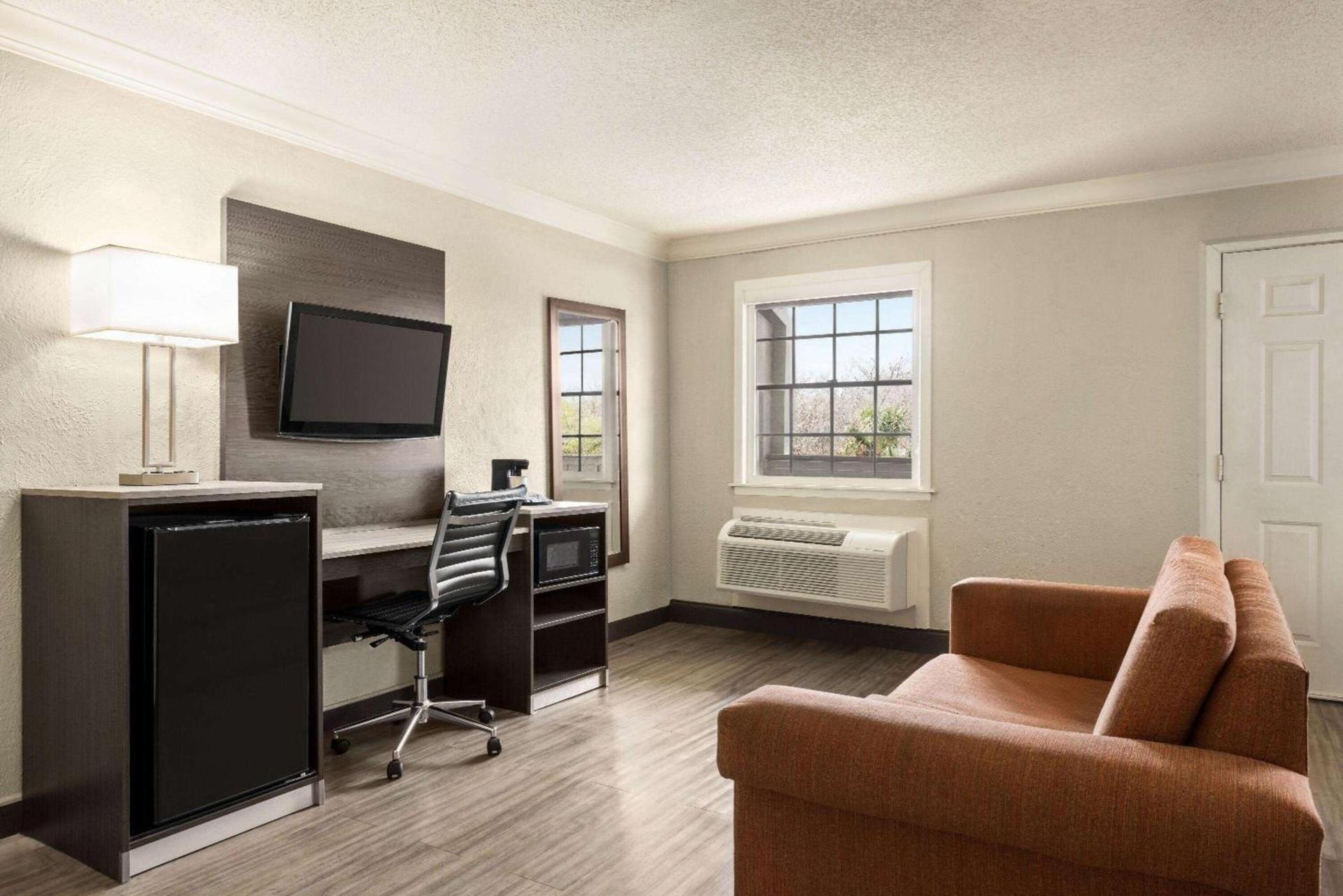 La Quinta Inn by Wyndham San Antonio Lackland photo 5