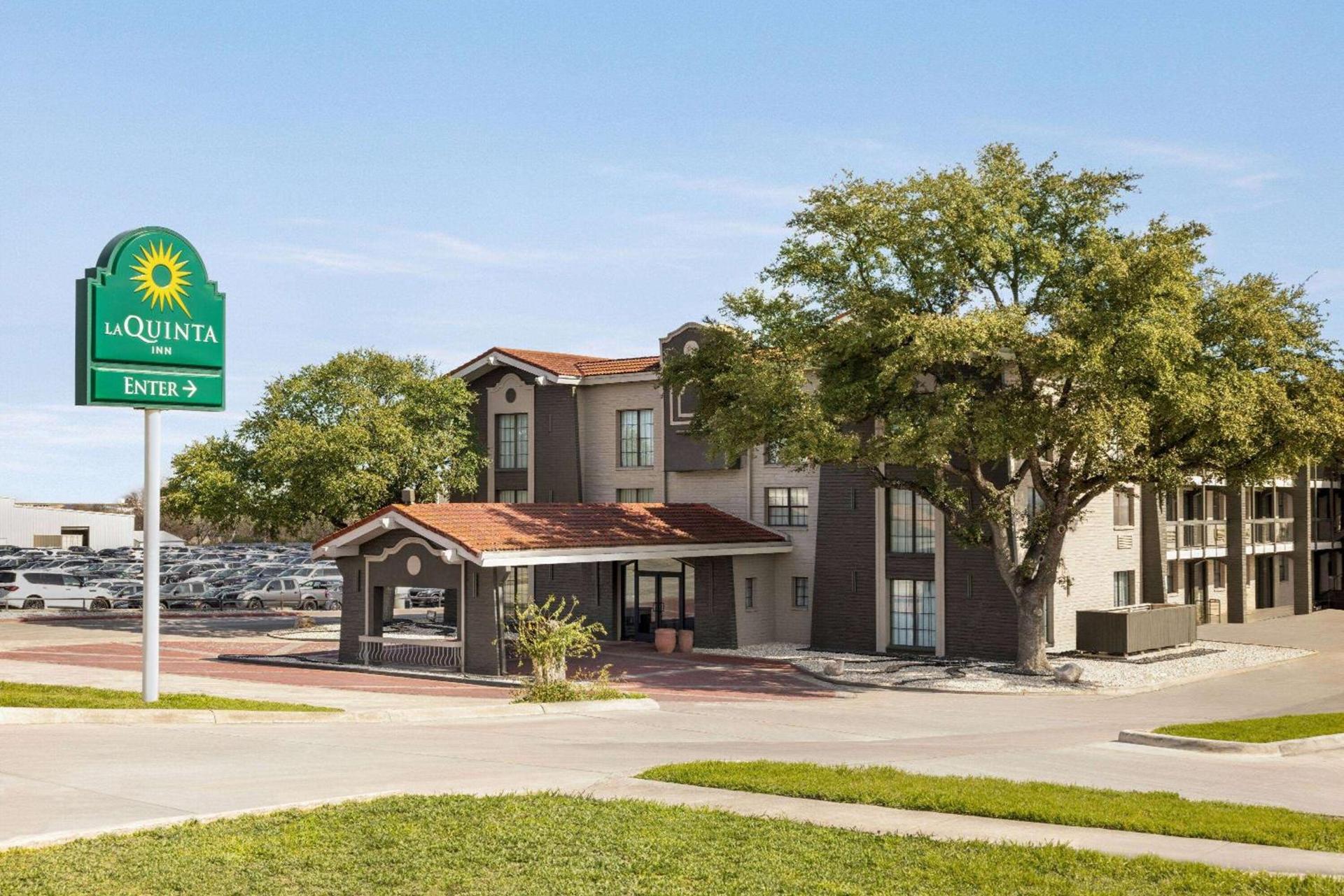 La Quinta Inn by Wyndham San Antonio I-35 N at Toepperwein photo 4