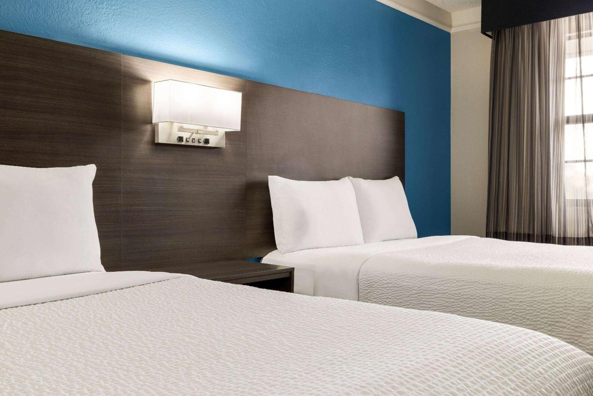 La Quinta Inn by Wyndham San Antonio I-35 N at Toepperwein photo 23