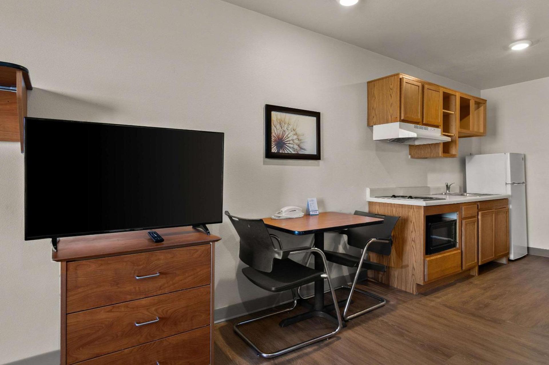 WoodSpring Suites Champaign near University photo 4