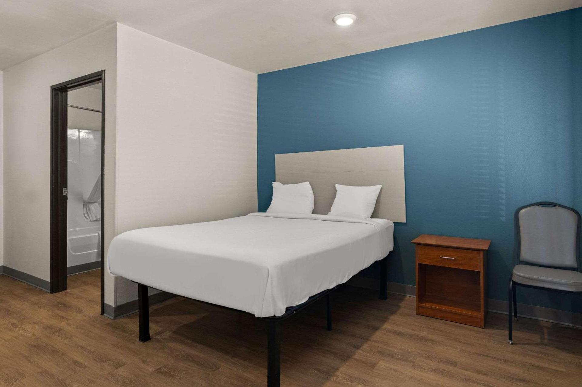 WoodSpring Suites Champaign near University photo 5