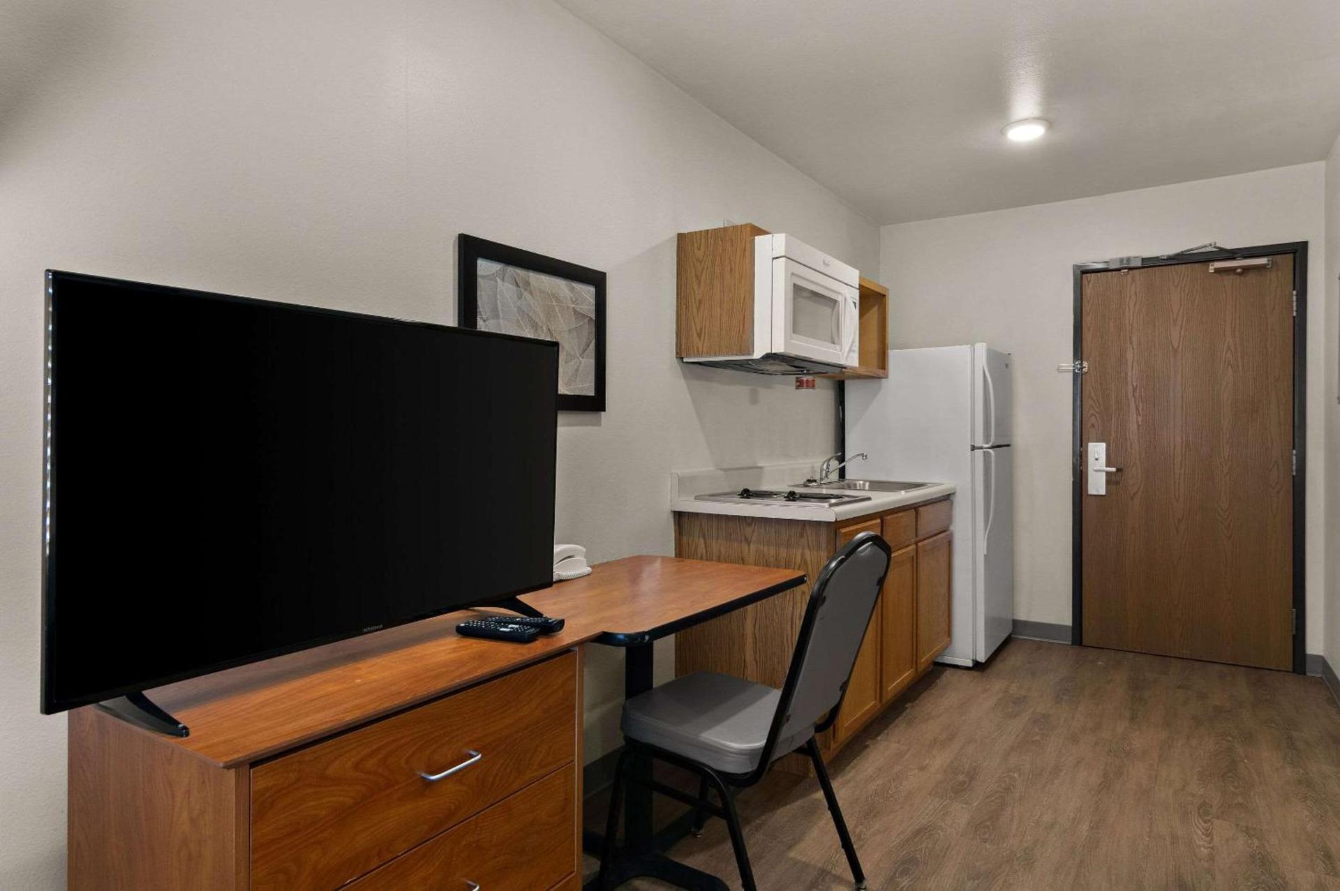 WoodSpring Suites Champaign near University photo 6