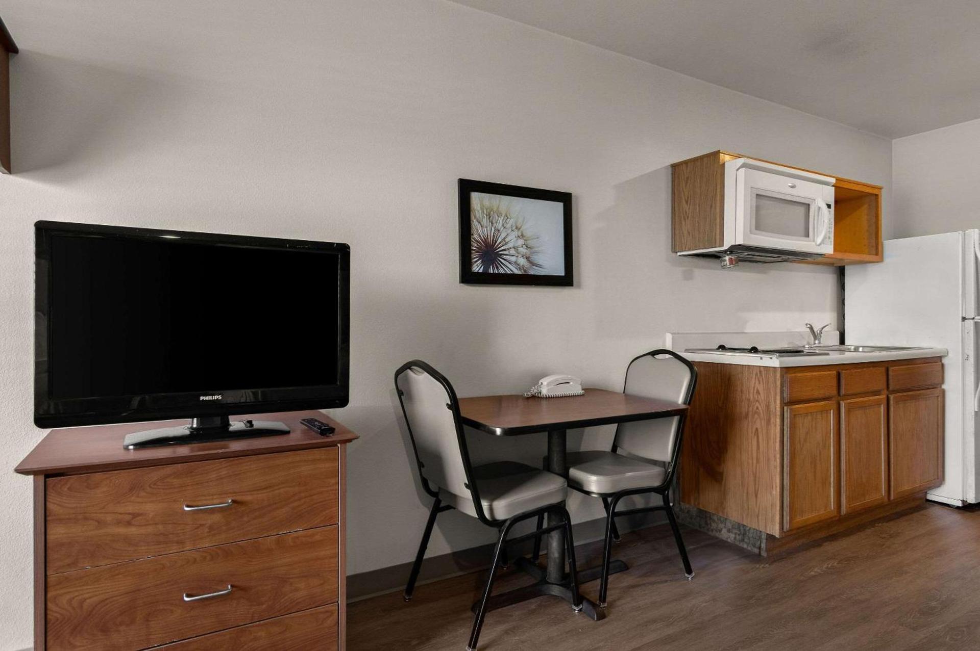 WoodSpring Suites Champaign near University photo 7
