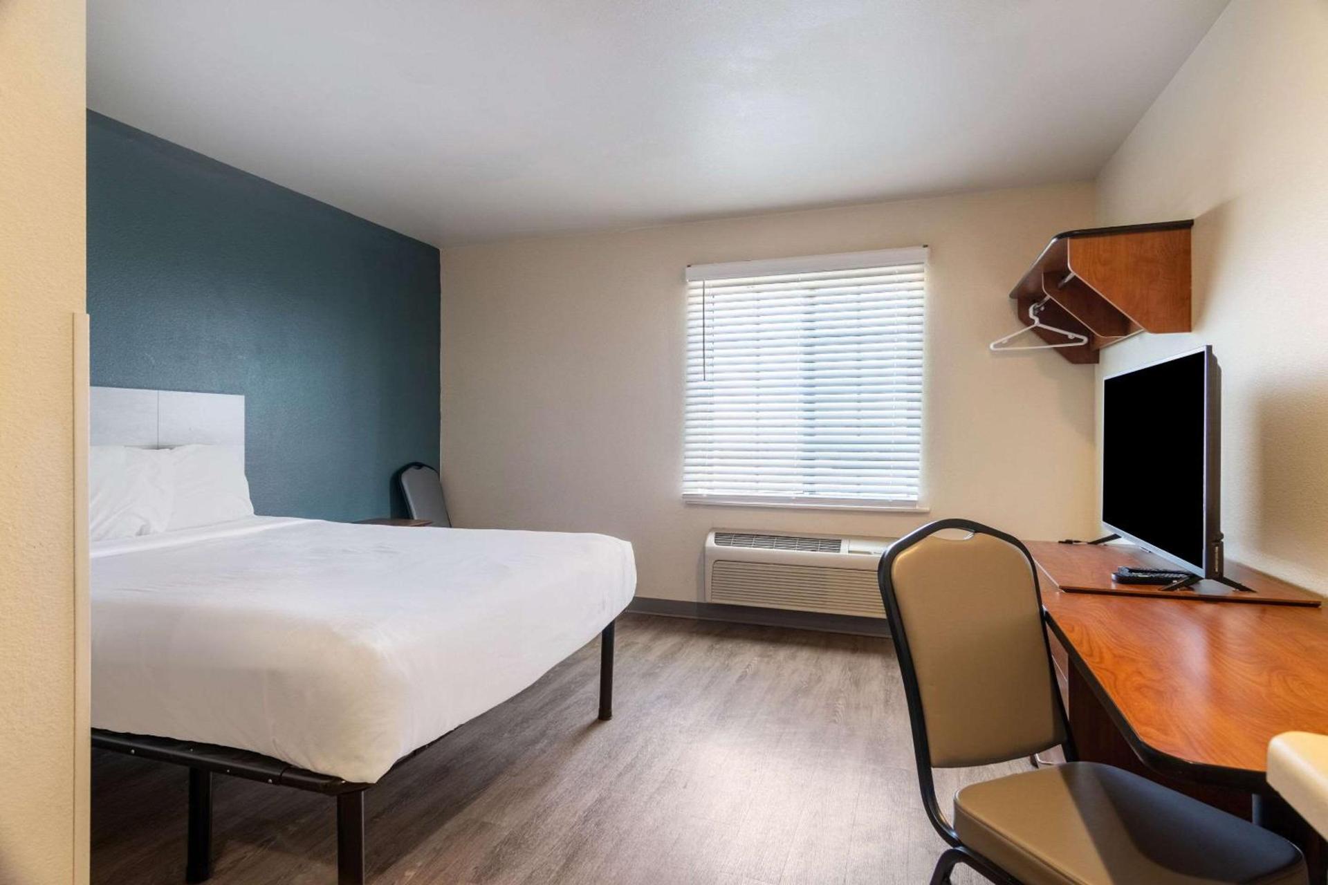 WoodSpring Suites Champaign near University photo 9