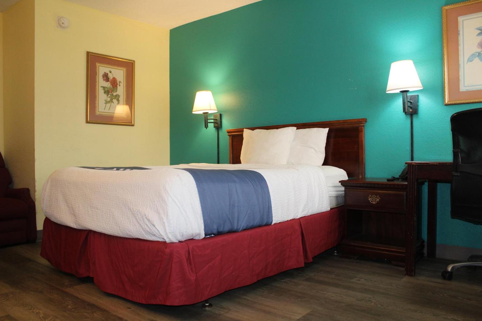 Days Inn by Wyndham Marianna photo 36