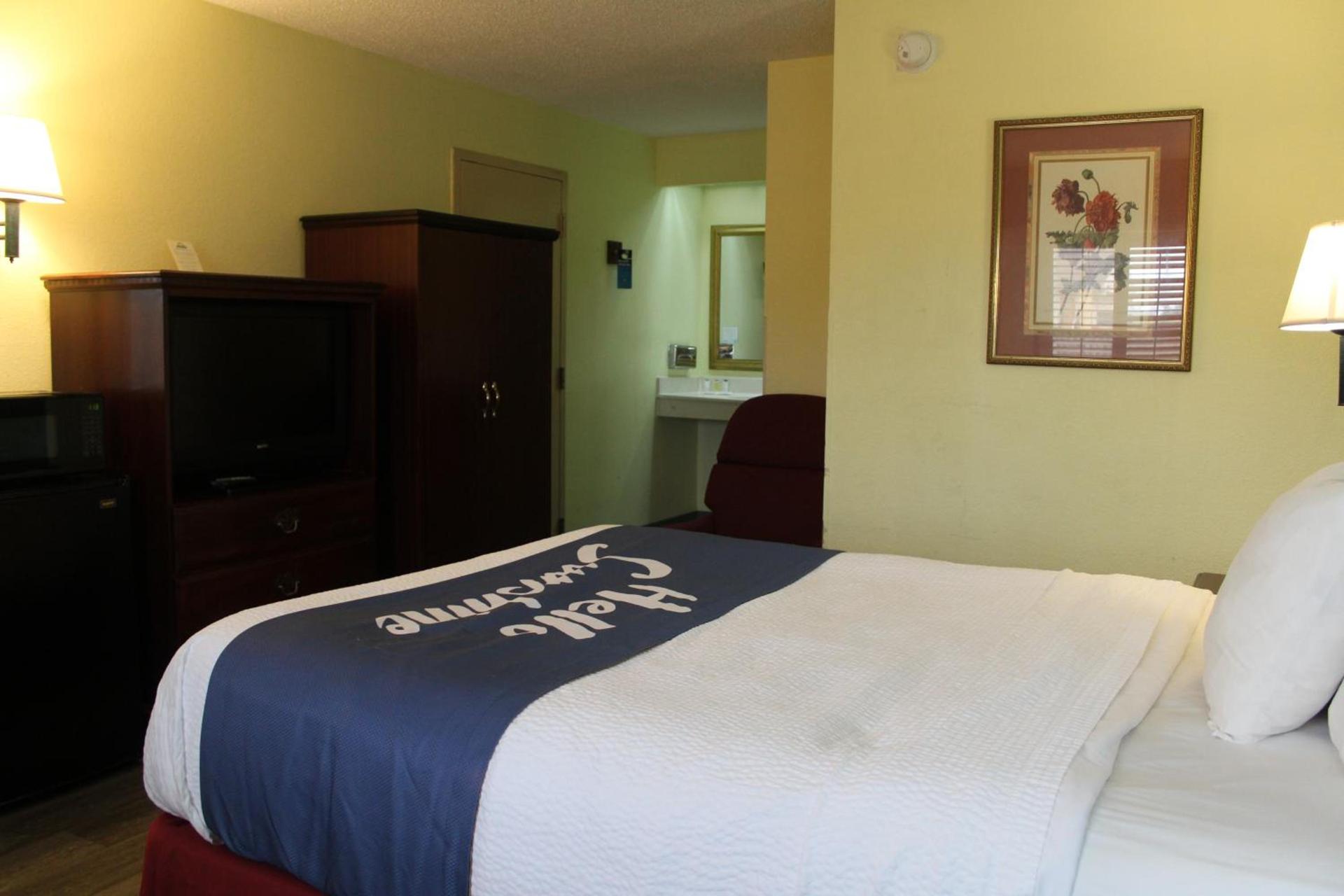 Days Inn by Wyndham Marianna photo 37