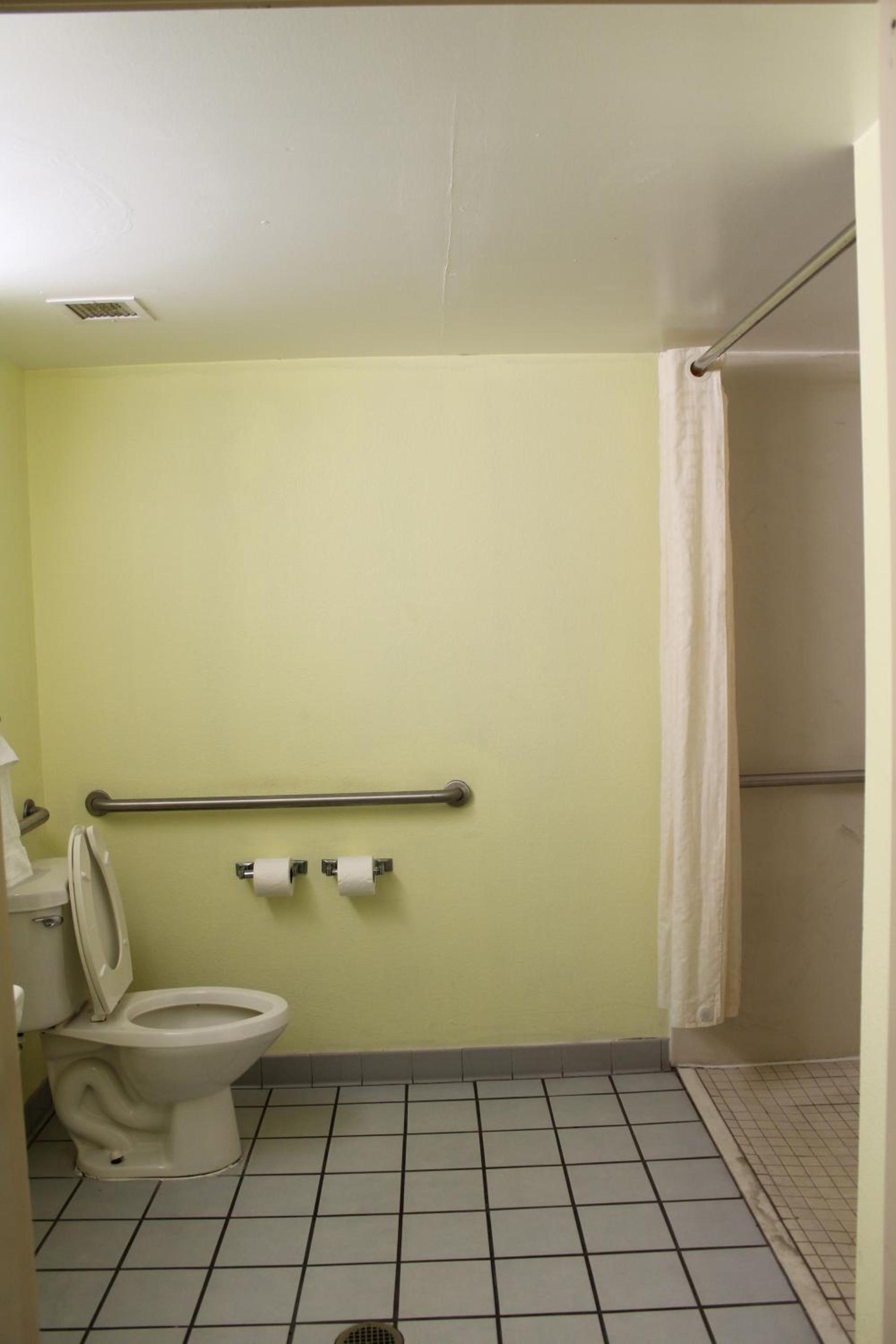 Days Inn by Wyndham Marianna photo 39