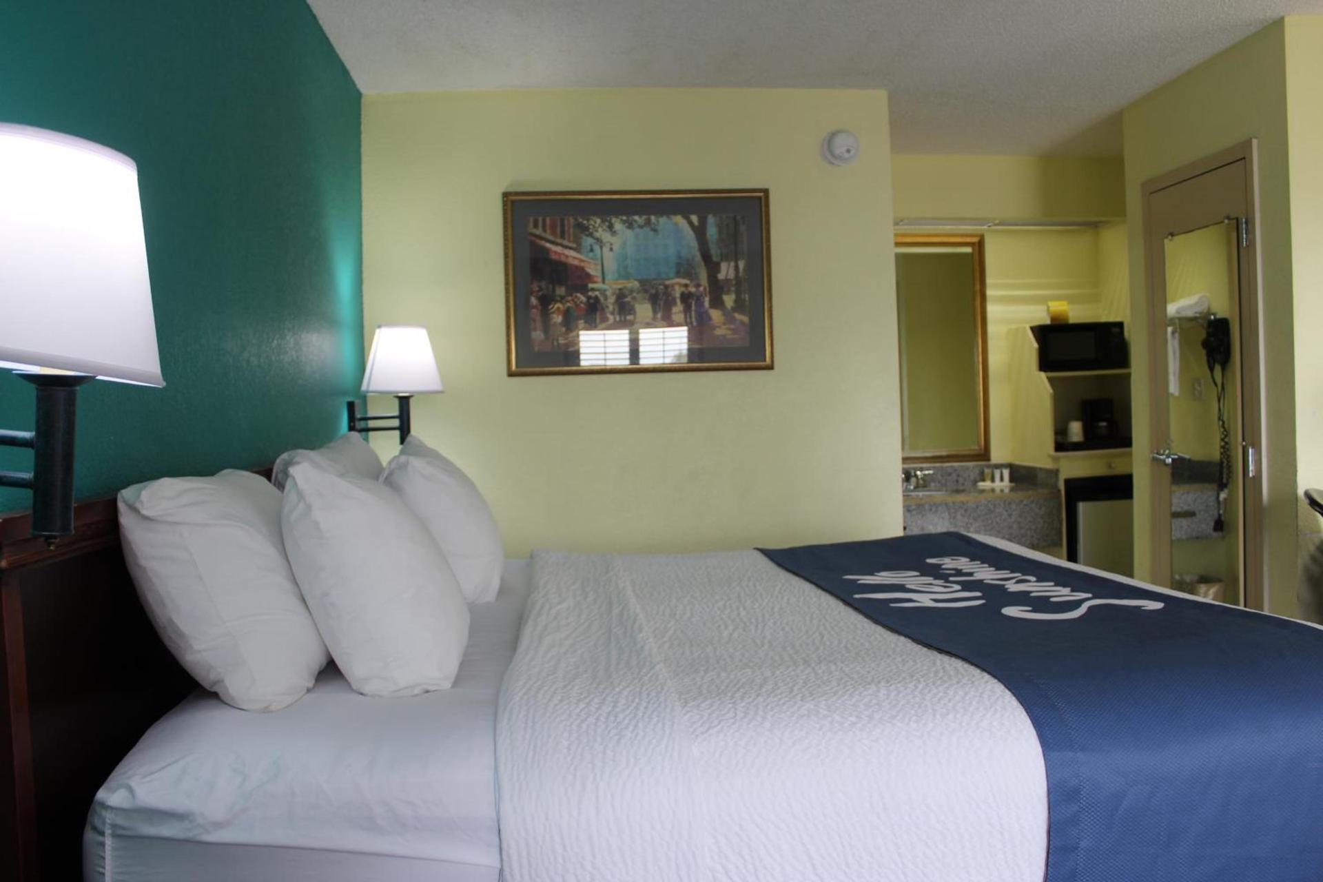 Days Inn by Wyndham Marianna photo 44