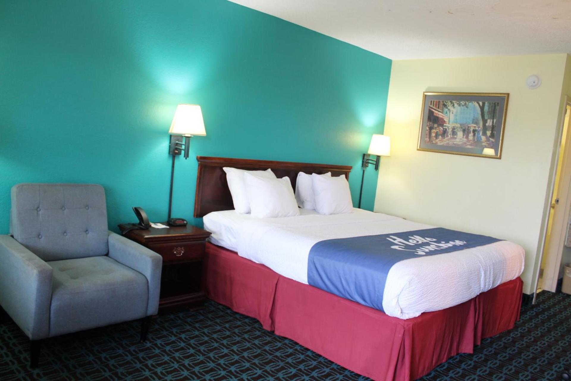 Days Inn by Wyndham Marianna photo 42