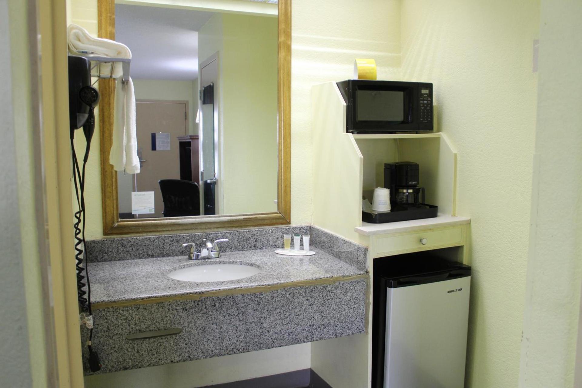 Days Inn by Wyndham Marianna photo 45