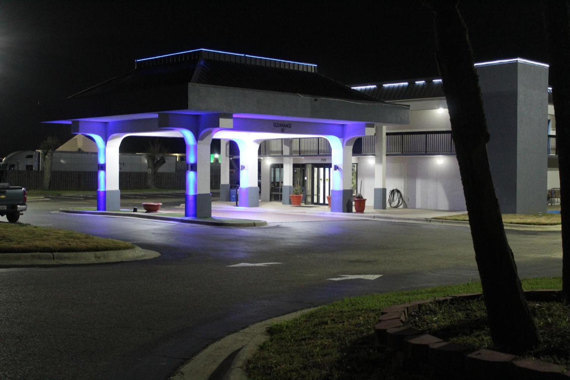 Days Inn by Wyndham Marianna photo 52