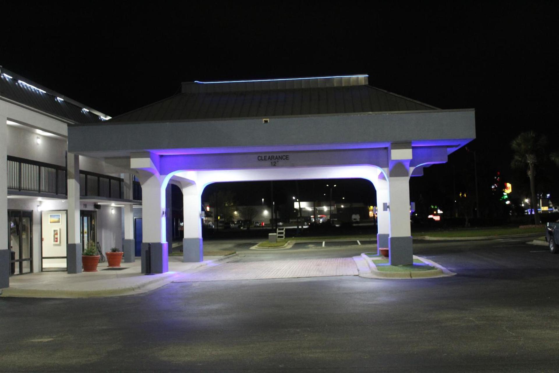 Days Inn by Wyndham Marianna photo 53