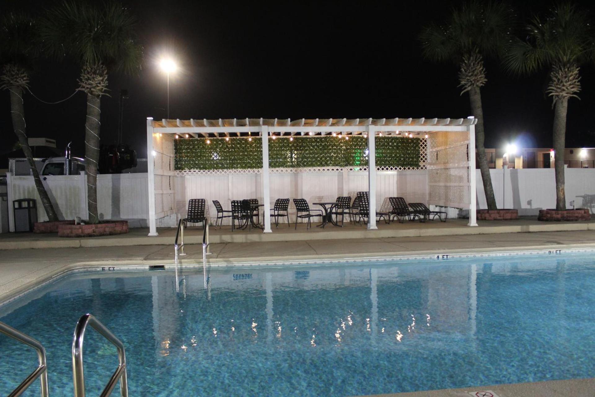 Days Inn by Wyndham Marianna photo 50