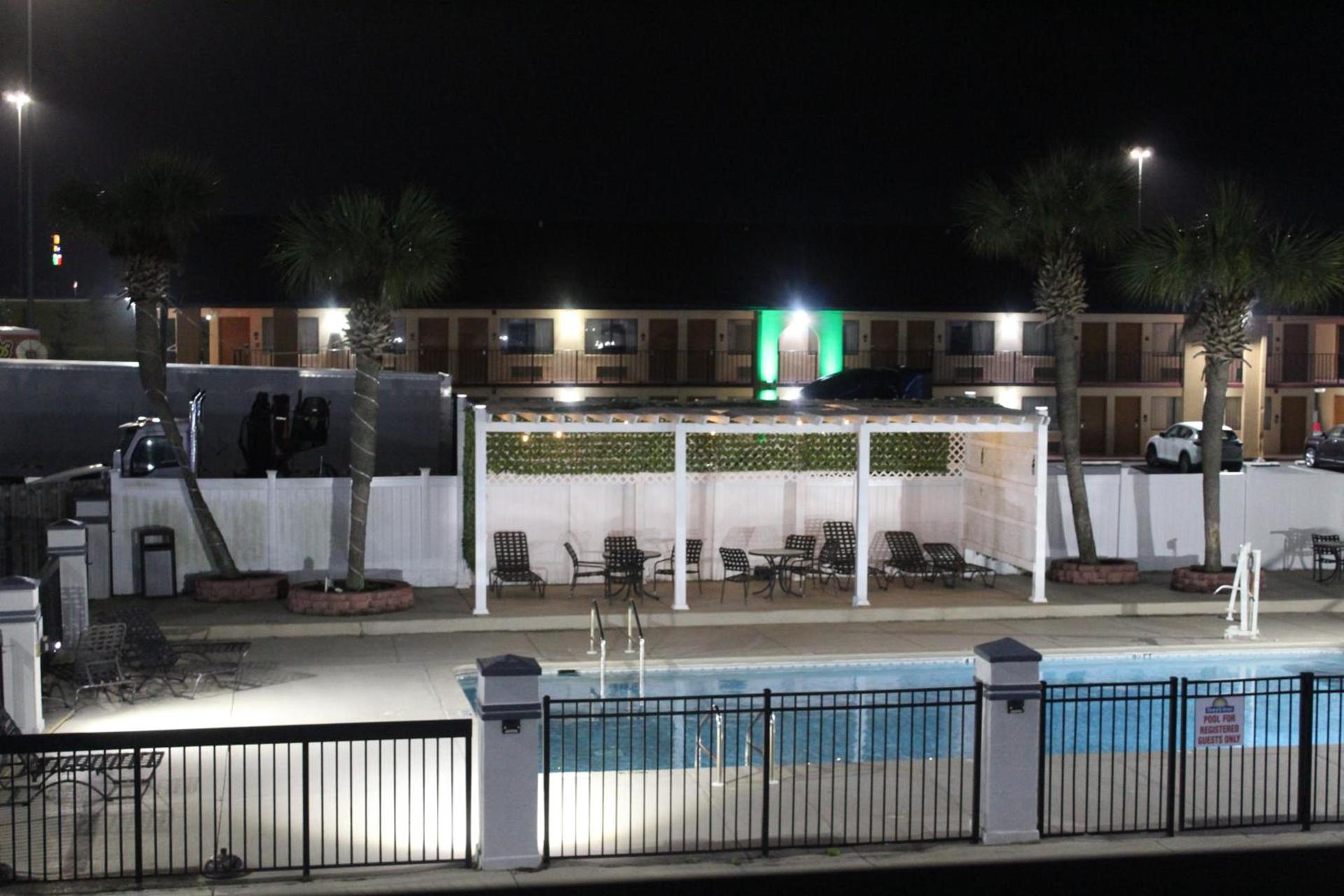 Days Inn by Wyndham Marianna photo 49