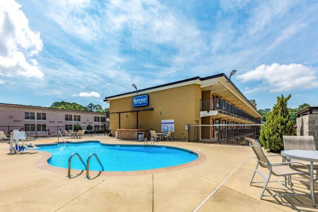 Rodeway Inn & Suites photo 2