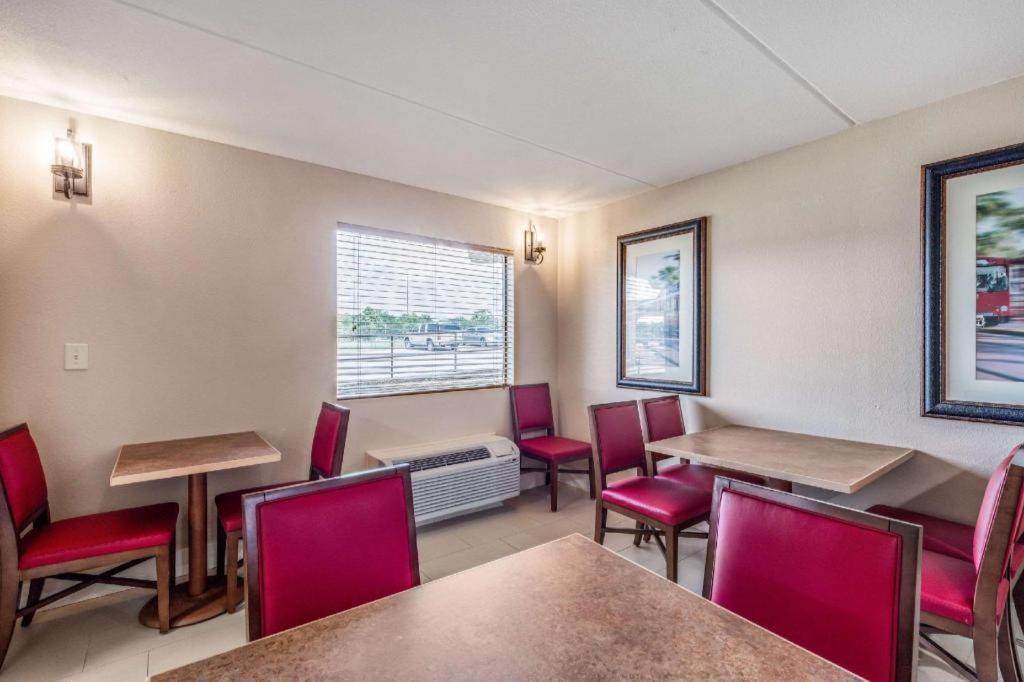 Rodeway Inn & Suites photo 3