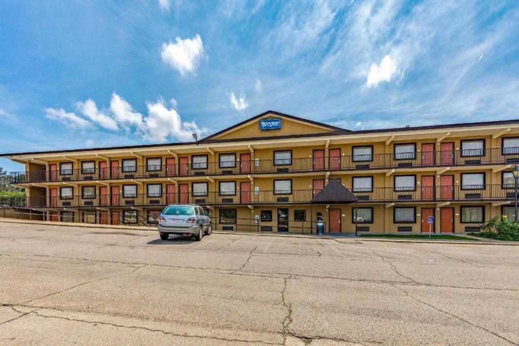 Rodeway Inn & Suites photo 1