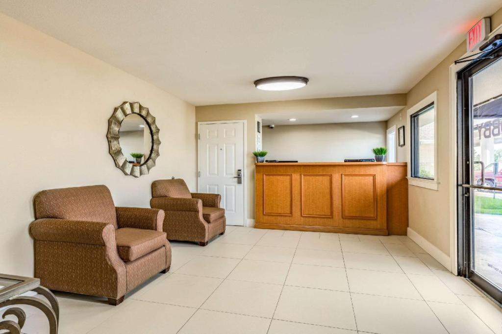 Rodeway Inn & Suites photo 4