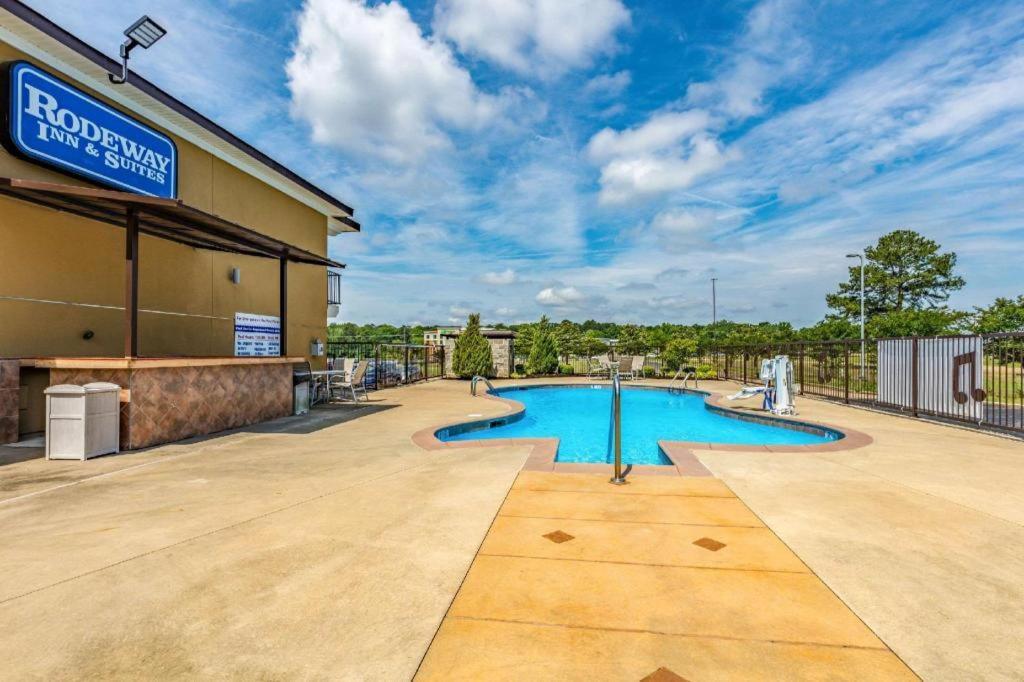 Rodeway Inn & Suites photo 9