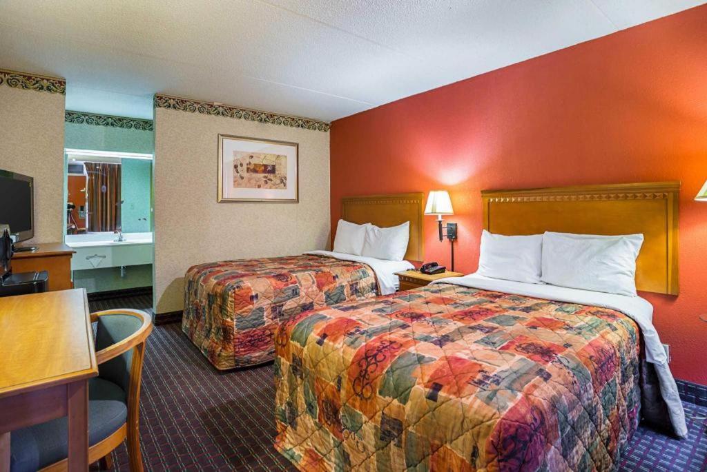 Rodeway Inn & Suites photo 11