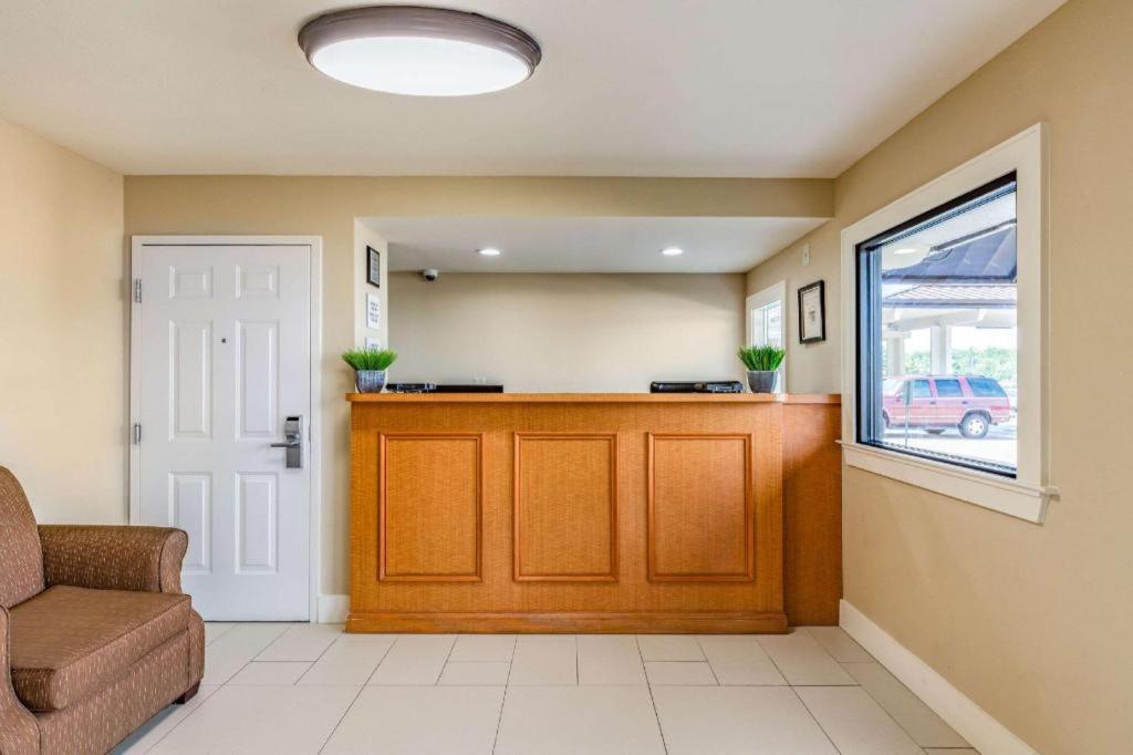 Rodeway Inn & Suites photo 14