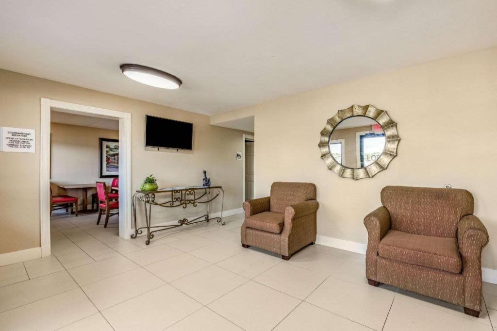 Rodeway Inn & Suites photo 15