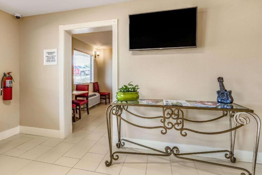 Rodeway Inn & Suites photo 16