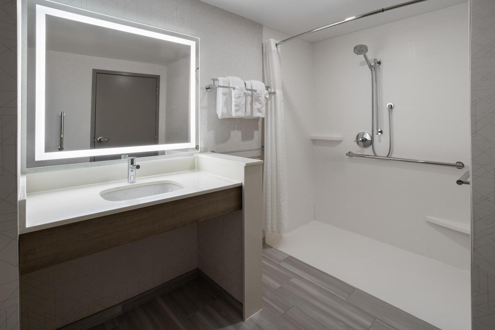 Holiday Inn Express Hotel & Suites Brattleboro by IHG photo 32