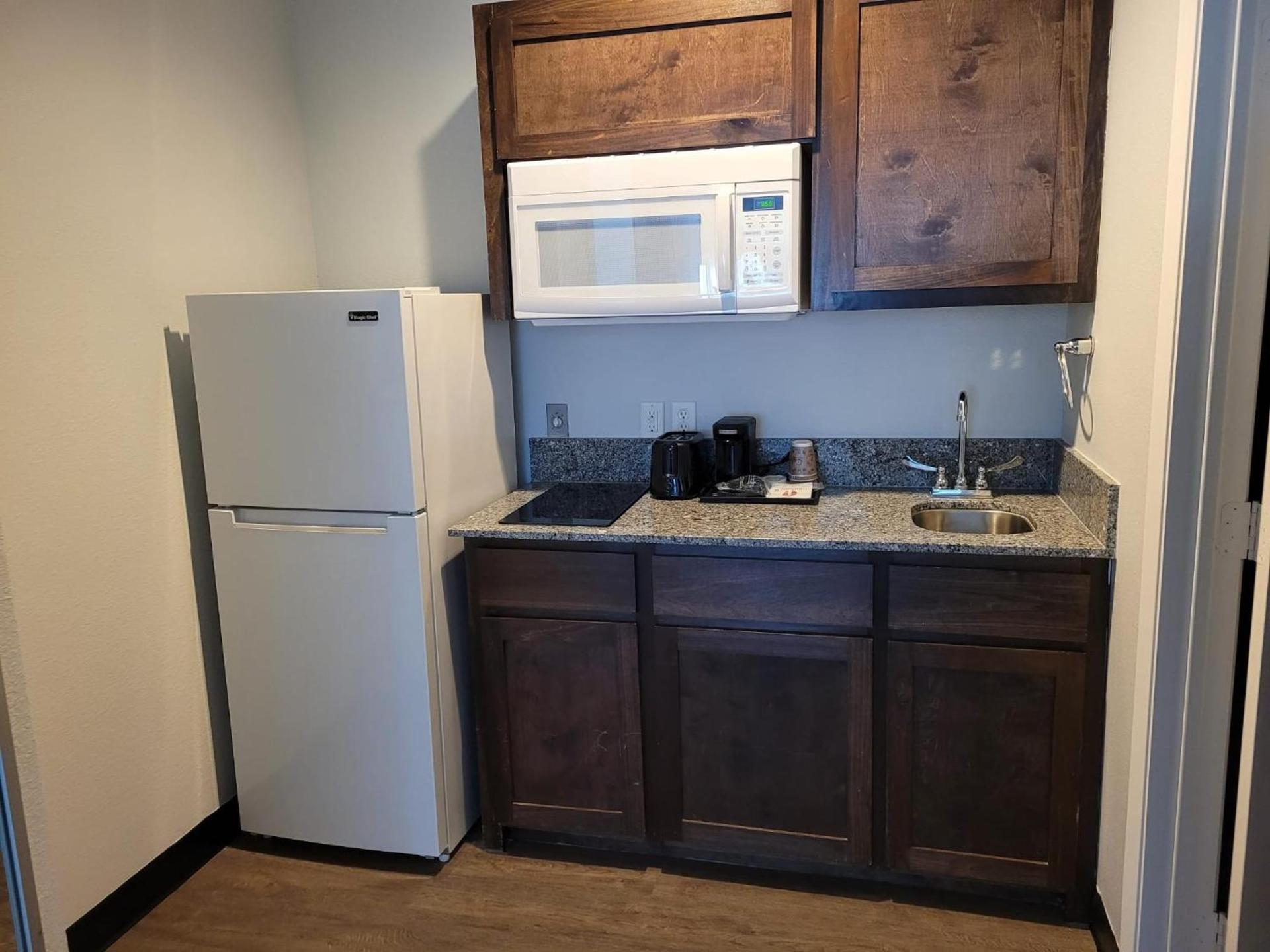 Days Inn & Suites by Wyndham Gonzales TX photo 9