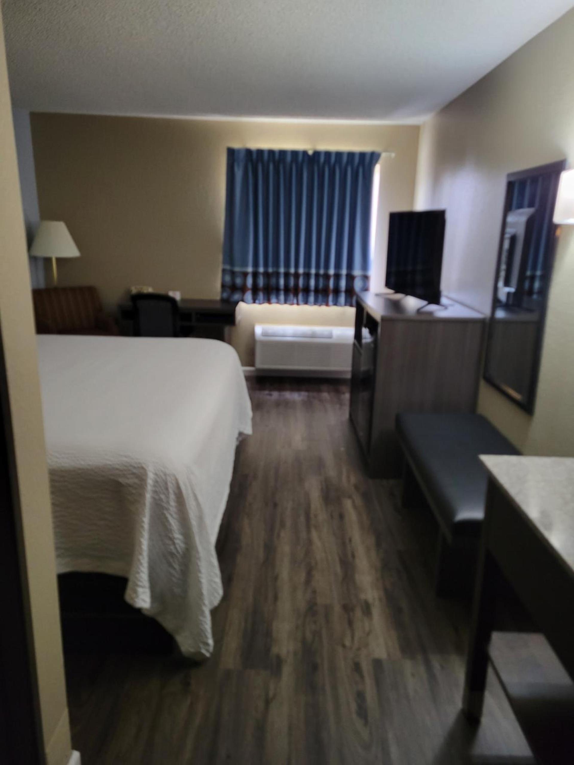 Super 8 by Wyndham Sullivan photo 25