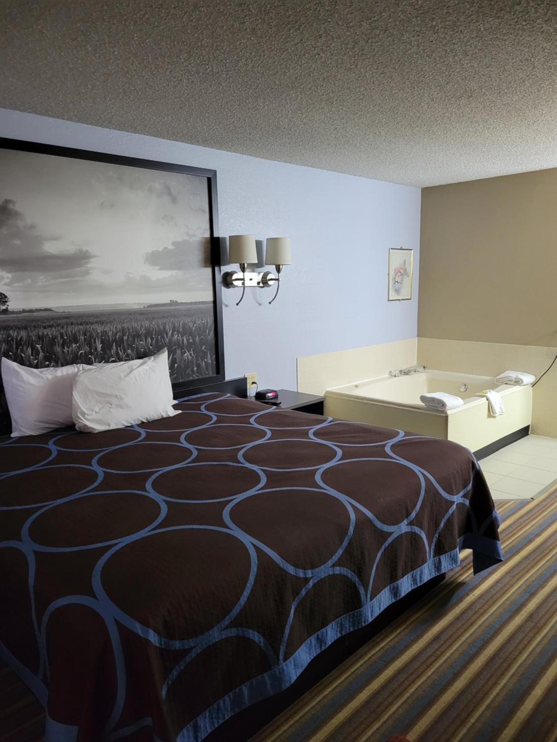 Super 8 by Wyndham Sullivan photo 28