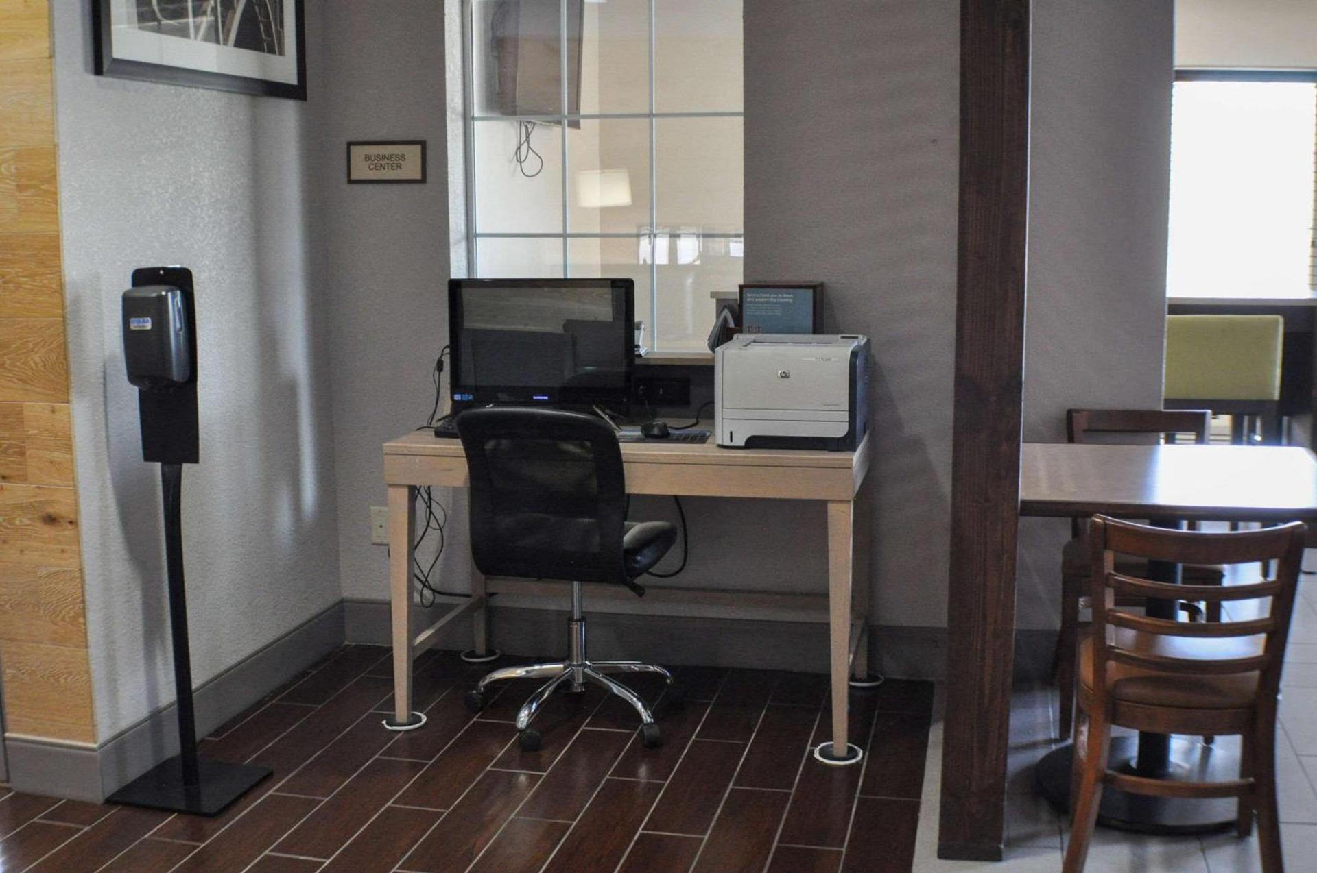 Country Inn & Suites by Radisson, Topeka West, KS photo 11