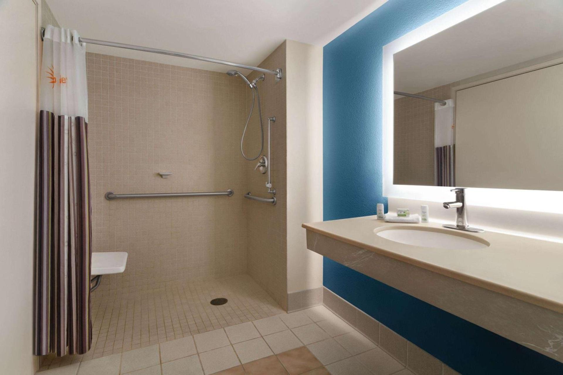 La Quinta by Wyndham Madison American Center photo 21