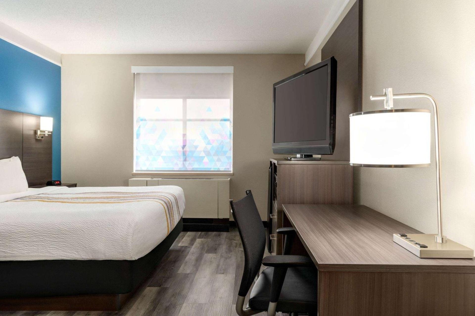 La Quinta by Wyndham Madison American Center photo 11