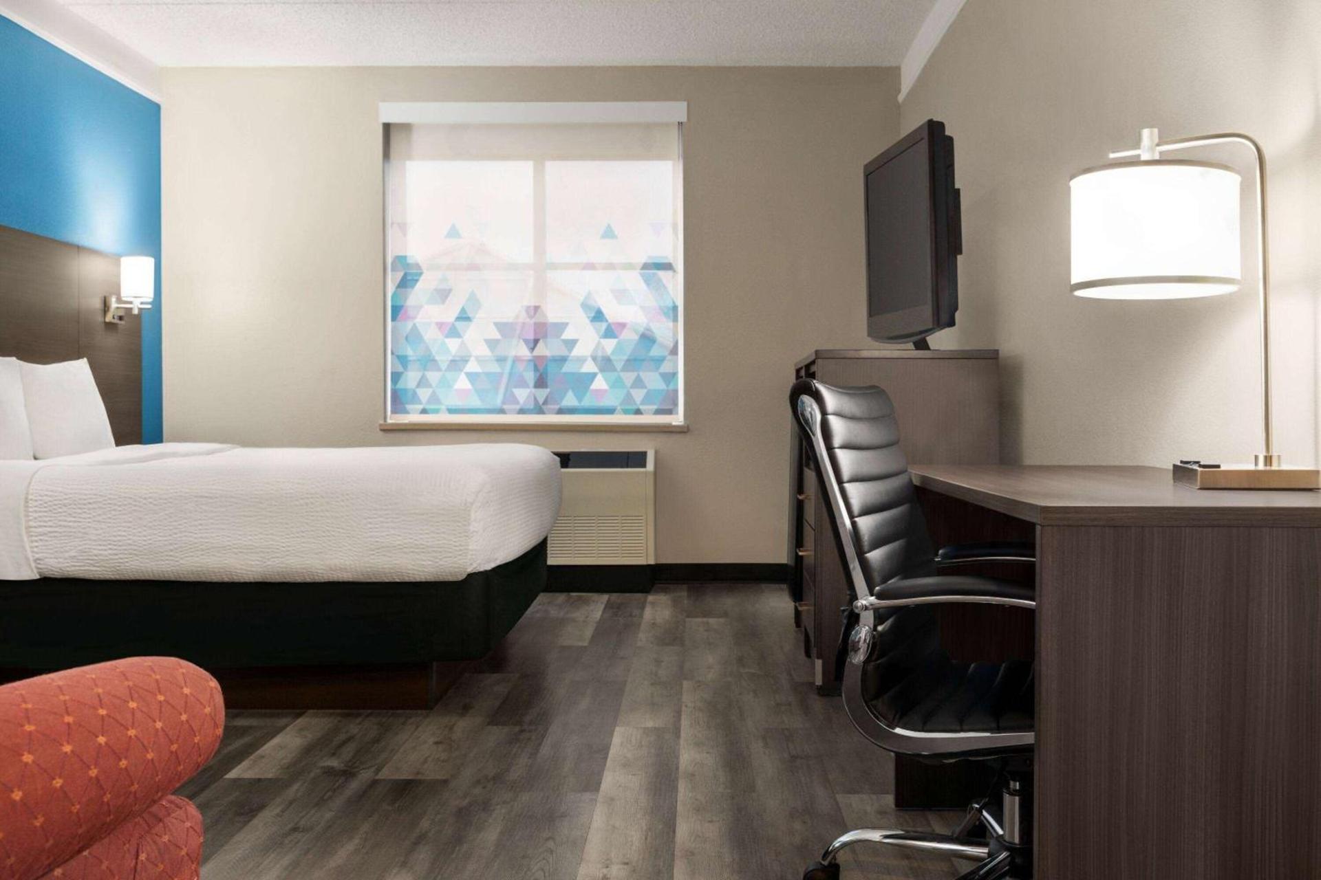 La Quinta by Wyndham Madison American Center photo 8
