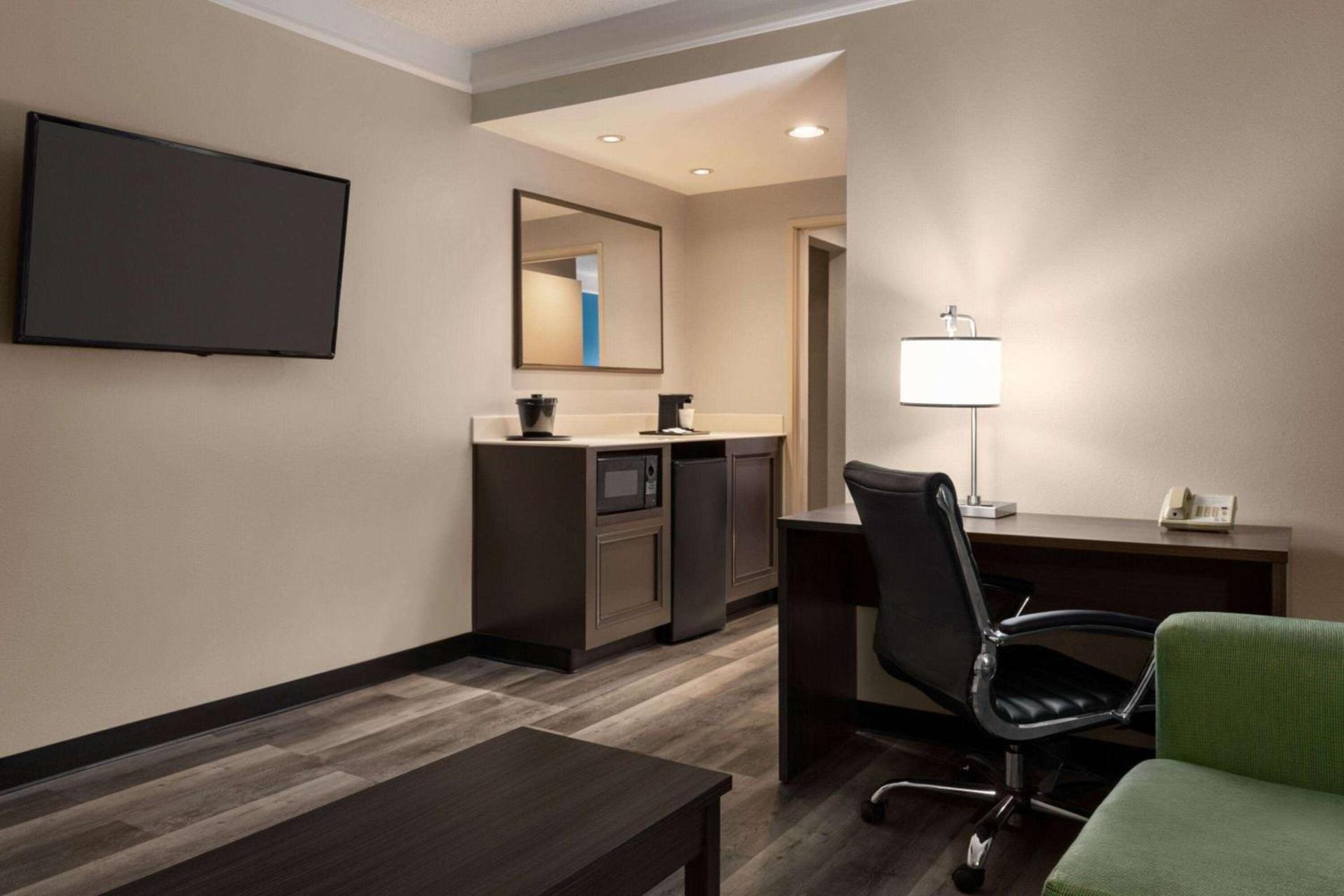 La Quinta by Wyndham Madison American Center photo 14