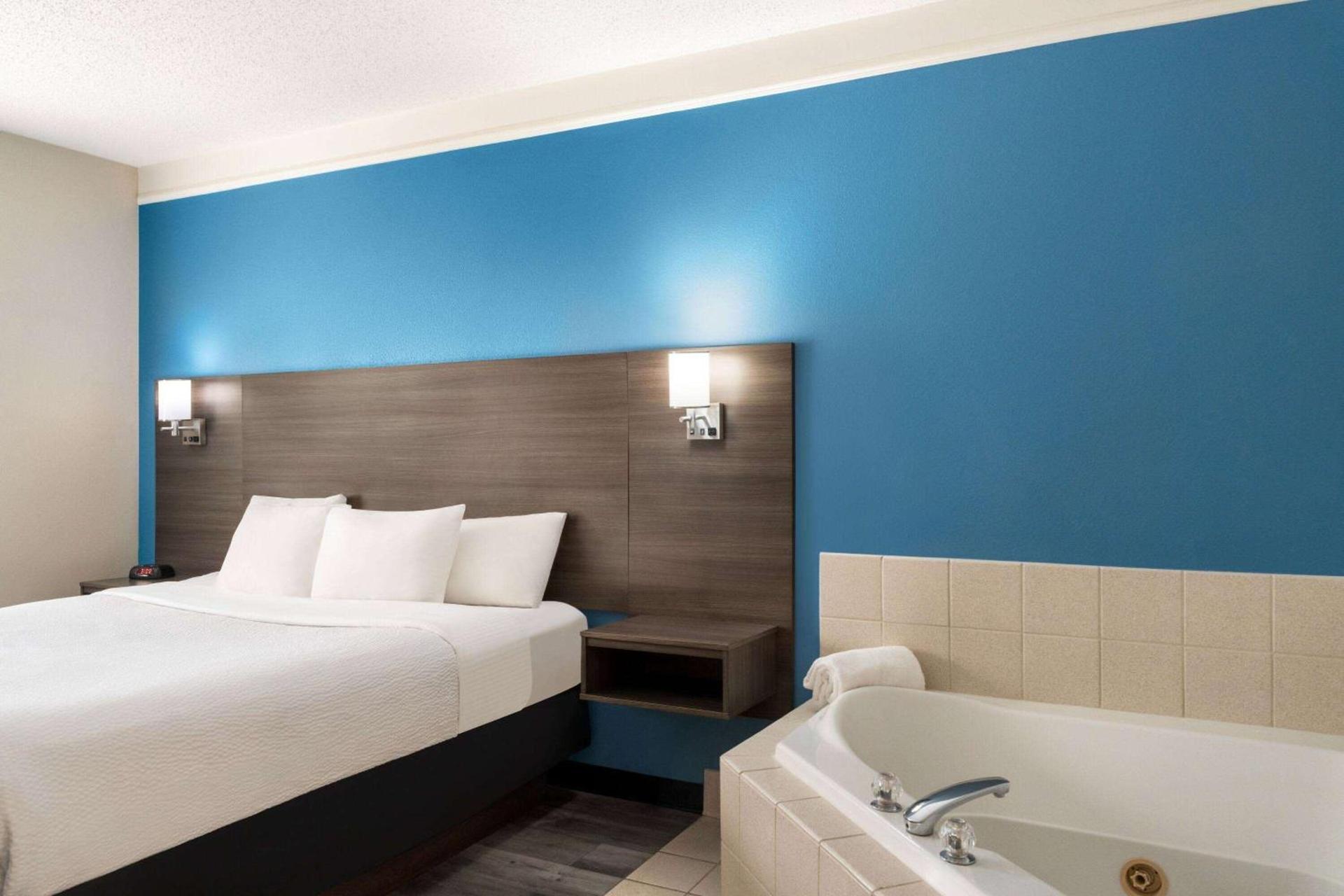 La Quinta by Wyndham Madison American Center photo 38