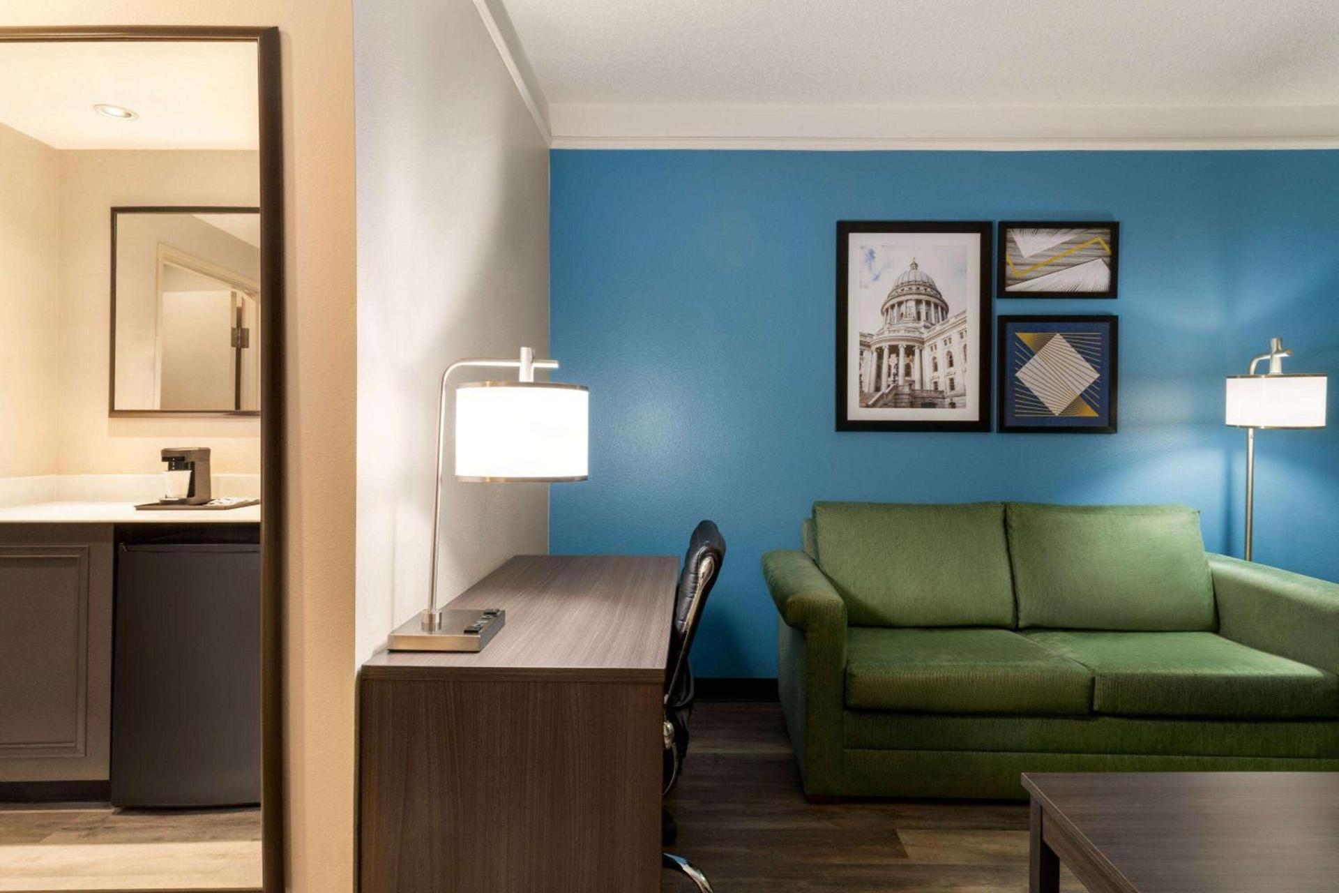 La Quinta by Wyndham Madison American Center photo 17
