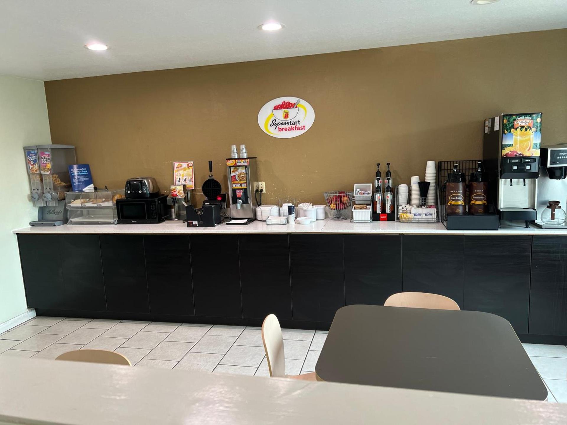 Super 8 by Wyndham Farmington photo 20