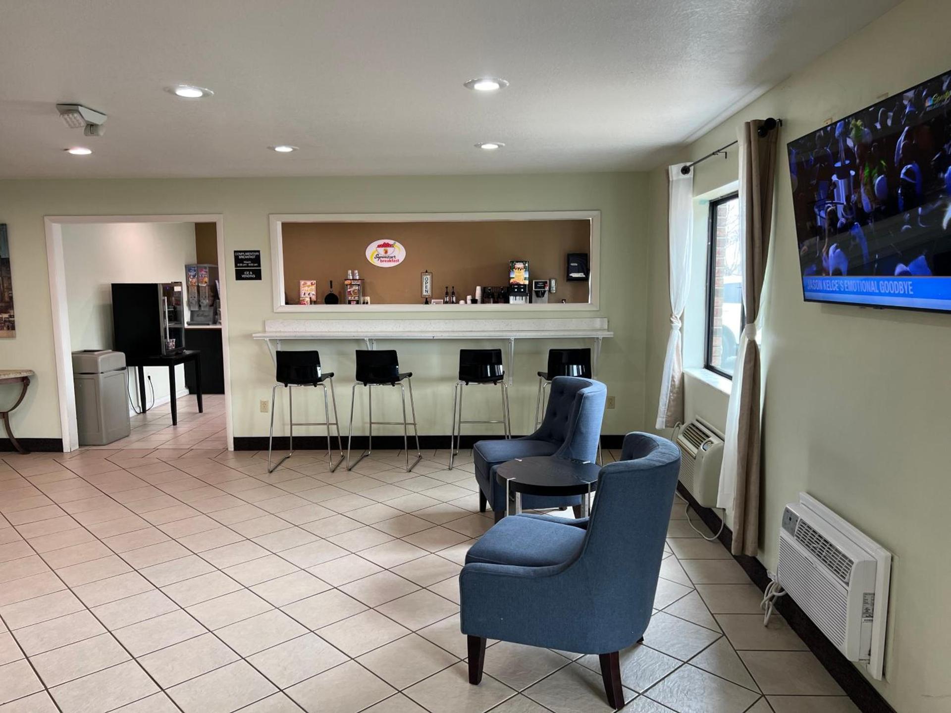 Super 8 by Wyndham Farmington photo 19