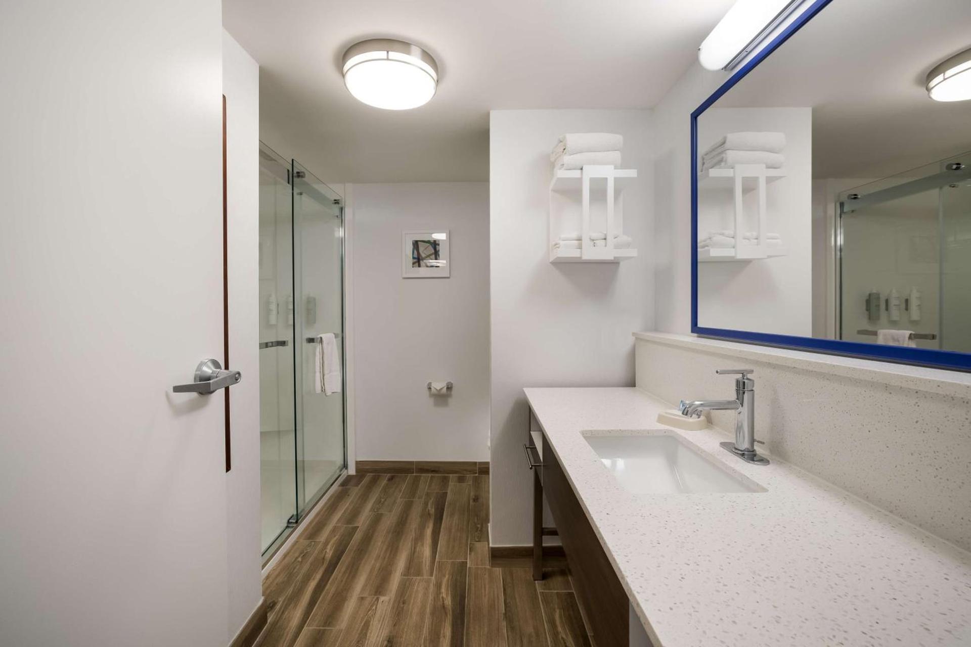 Hampton Inn McHenry photo 31