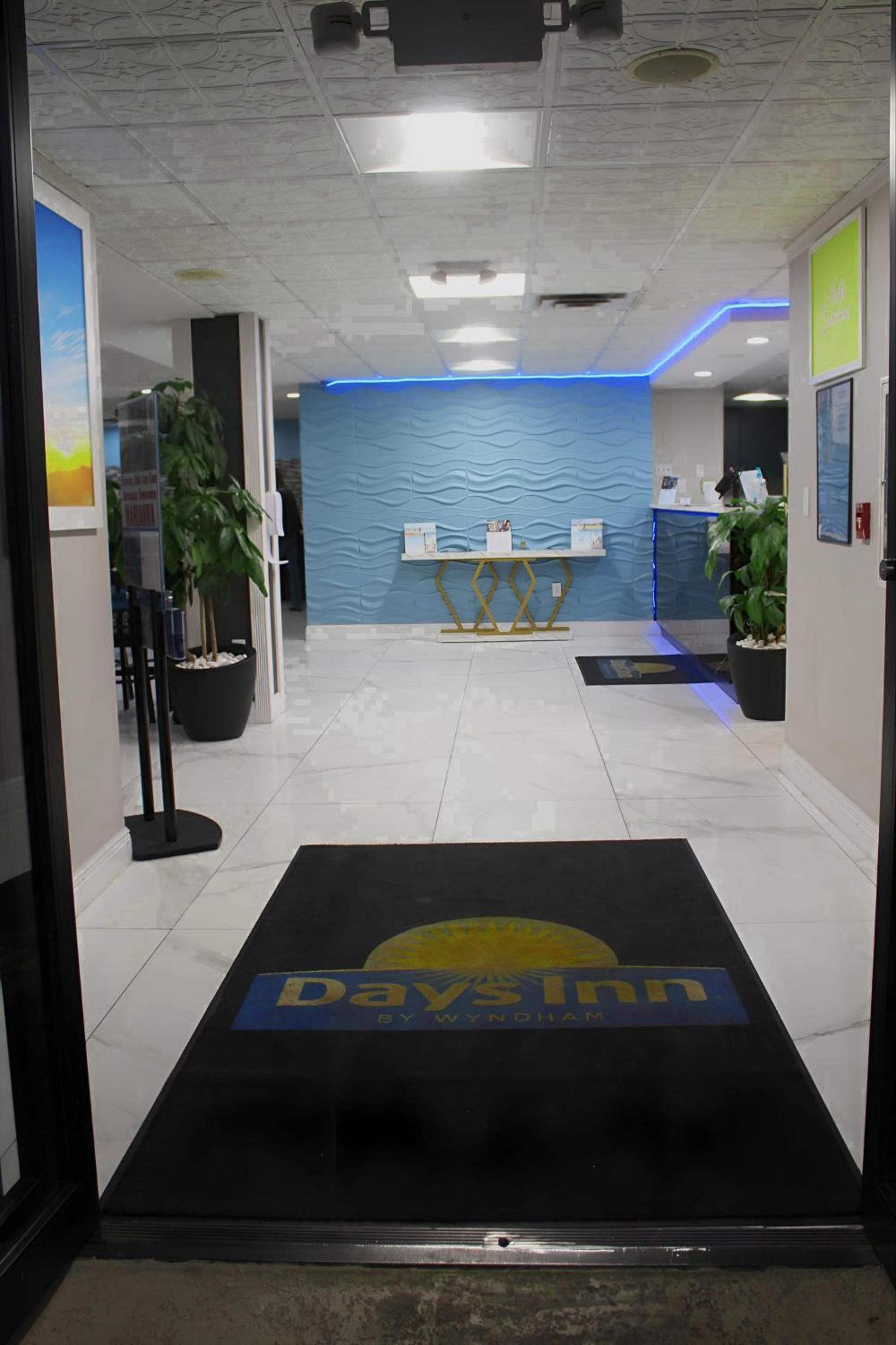 Days Inn by Wyndham Marianna photo 62